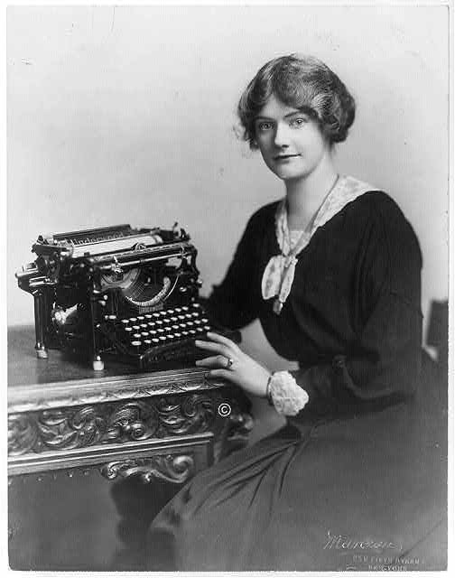 Woman_with_Underwood_typewriter